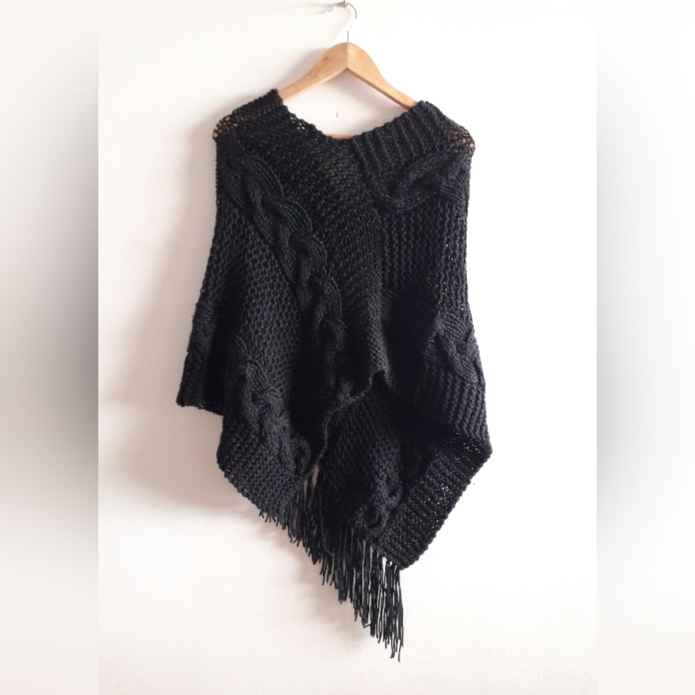 Woolly Cable-knit Poncho Shawl with fringe - Picture 2 of 11